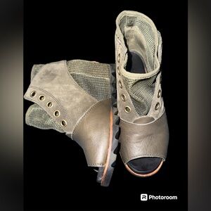 Sorel Joanie Mesh Olive Green Wedge Boot size 7.5